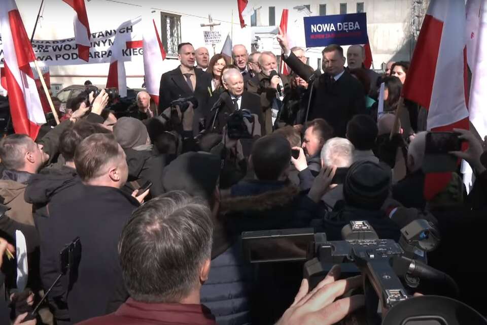 "Murem za Błaszczakiem". Manifestacja przed prokuraturą