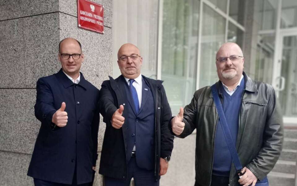 Sędzia Adam Jaworski, sędzia Łukasz Piebiak i prokurator Andrzej Golec przed Kancelarią Prezydenta RP / autor: X: @PRAWNICYdlaPOL