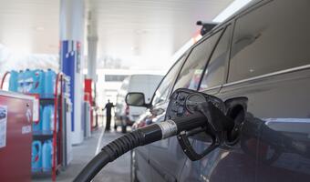 Rząd Tuska ostro podwyższa tzw. opłatę paliwową