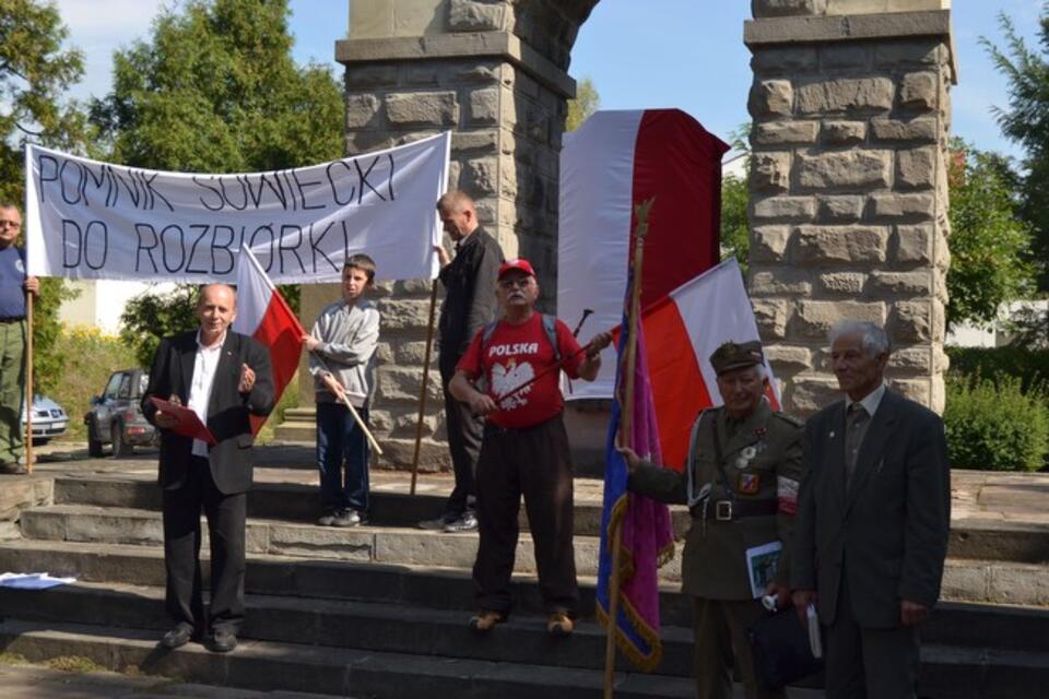 Nowosądecki pomnik, częściowo zasłonięty w czasie manifestacji 17 września 2011 r. Fot. wkrakowie.wordpress.com / Józef Wieczorek