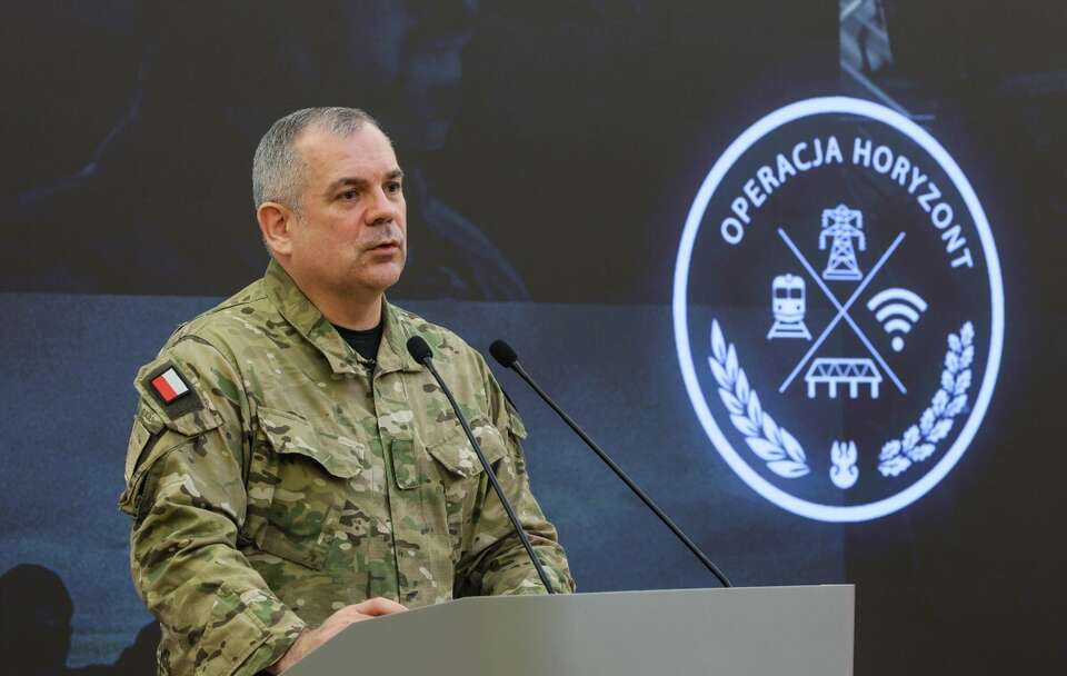 Szef Sztabu Generalnego Wojska Polskiego gen. Wiesław Kukuła na konferencji prasowej w KPRM w Warszawie / autor: PAP/Paweł Supernak