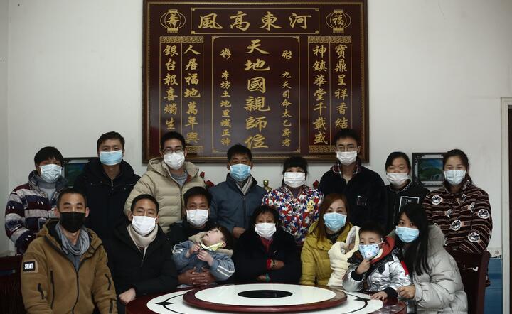 Rodzinne zdjęcie z prowincji Hubei / autor: PAP/EPA/LIU TAO