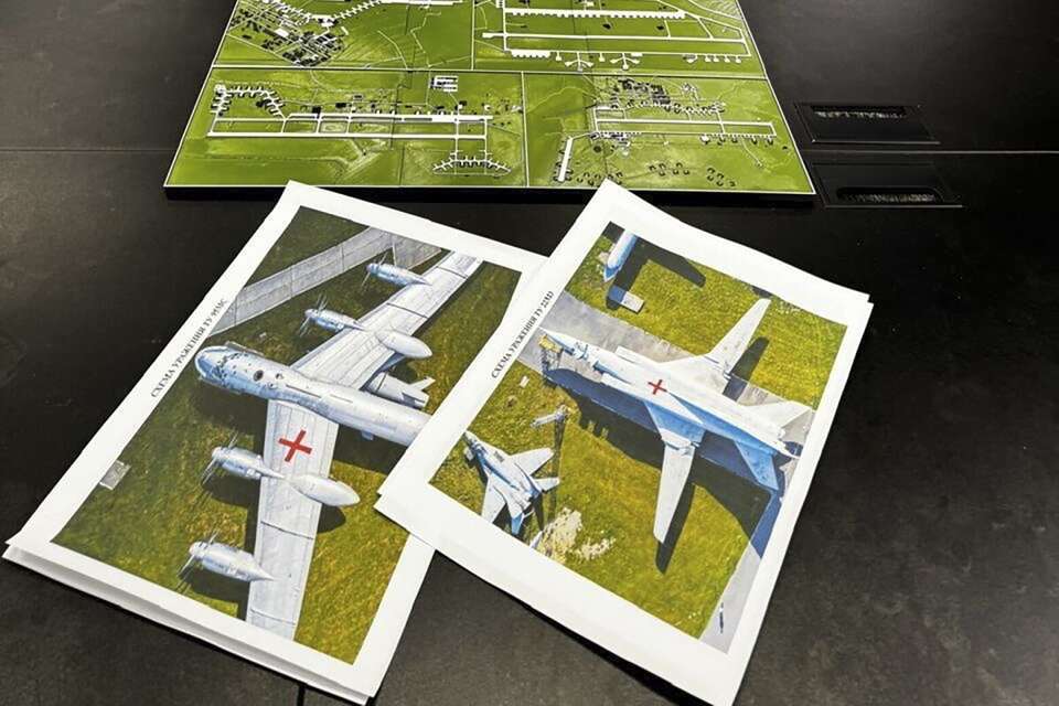 Planowanie ataku ukraińskich dronów na lotniska w Federacji Rosyjskiej / autor: PAP/EPA