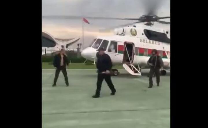 Kadr z filmu udostępnionego przez włądze w Mińsku, przedstawiający prezydenta Łukaszenkę z bronią w ręku / autor: Twitter / https://twitter.com/Bielsat_pl
