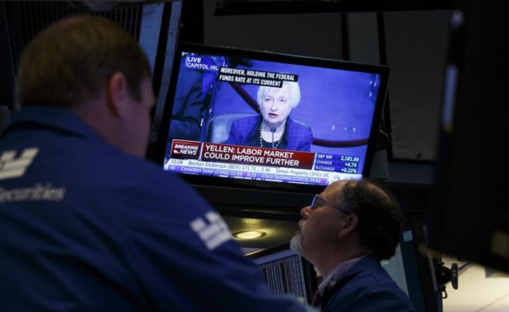 Maklerzy na Wall Street śledzą wystąpienie prezes Fed, fot. PAP/EPA/Justin Lane