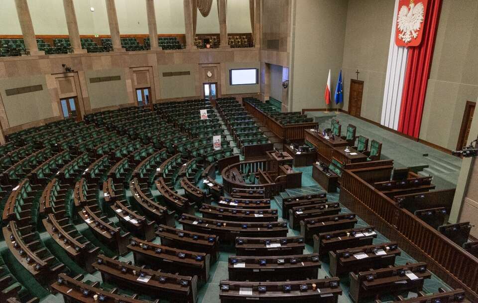 KO i PiS w górę. Konfederacja nieznacznie słabnie. SONDAŻ