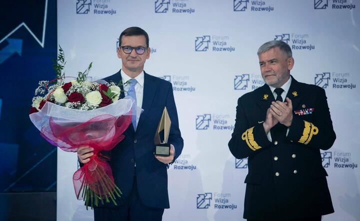 premier Mateusz Morawiecki odbiera nagrodę podczas Forum Wizja Biznesu w Gdyni, sierpień 2021 r. / autor: Fratria