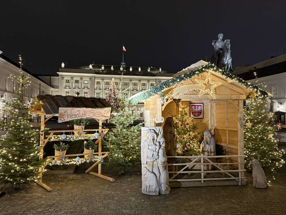 Przed Pałacem Prezydenckim w Warszawie stanęła góralska szopka betlejemska!  / autor: X/Paweł Szefernaker