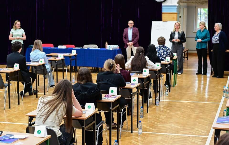 Pisemny egzamin z matematyki na poziomie podstawowym w XII LO w Szczecinie / autor: PAP/Marcin Bielecki