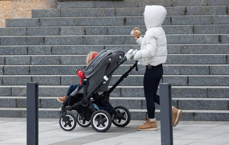 Już w dziewięćdziesięciu powiatach wskaźnik dzietności wynosi poniżej jednego dziecka na kobietę. / autor: Fratria