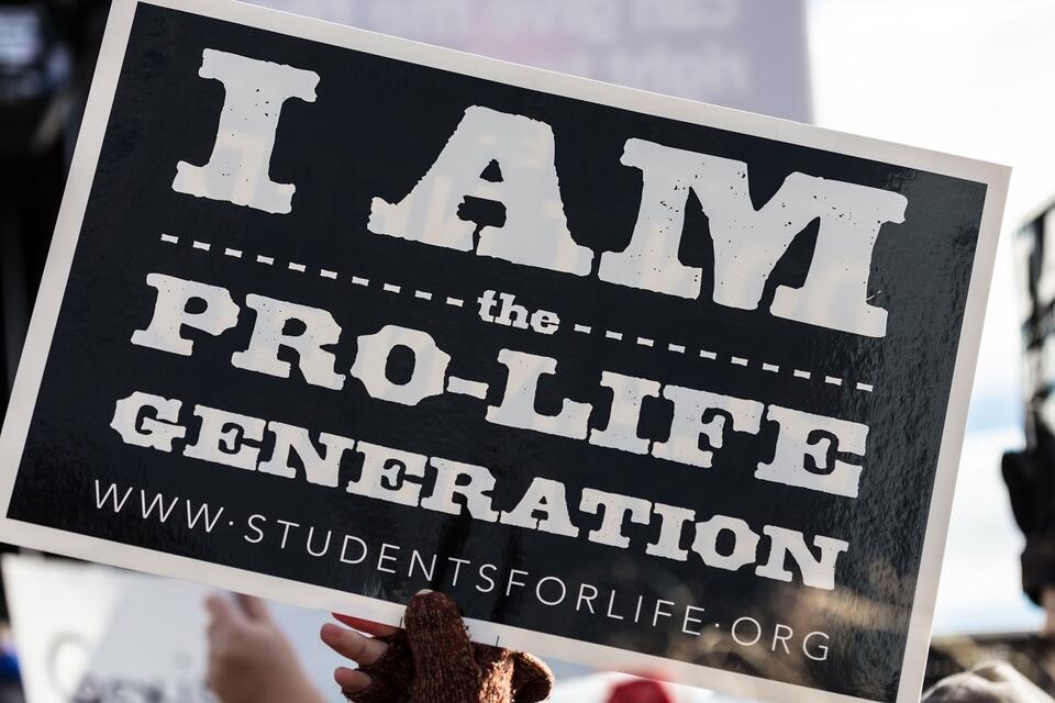 Tabliczka z napisem: Jestem pokoleniem pro-life / autor: wikimedia commons/James McNellis/Flickr/CC BY 2.0