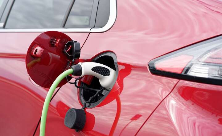 E-auta zdominują motoryzację, ale ropa nie zaginie