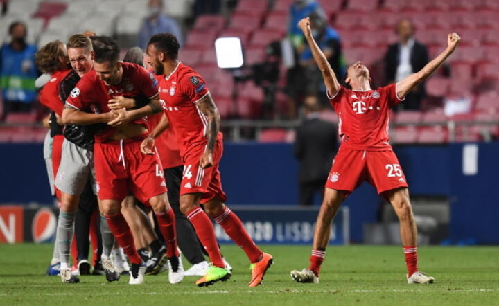 Thomas Mueller w geście zwycięstwa i jego koledzy z drużyny Bayernu Monachium po zakończeniu wygranego pojednynku z PSG / autor: PAP/EPA/David Ramos