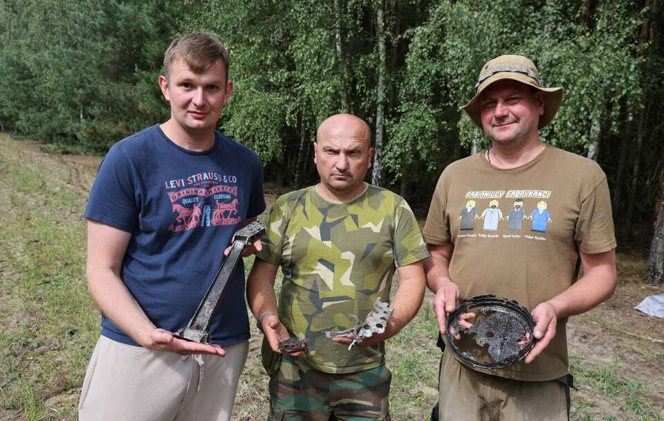Bernard Kokczyński, Krzysztof Cecotka i Patryk Żłobiński – uczestnicy akcji badawczo-archeologiczna we wsi Walewice / autor: PAP/Marian Zubrzycki