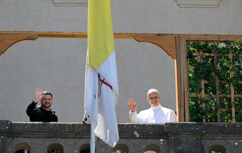 Wołodymyr Zełenski i papież Leon XIV / autor: PAP/EPA/VATICAN MEDIA HANDOUT