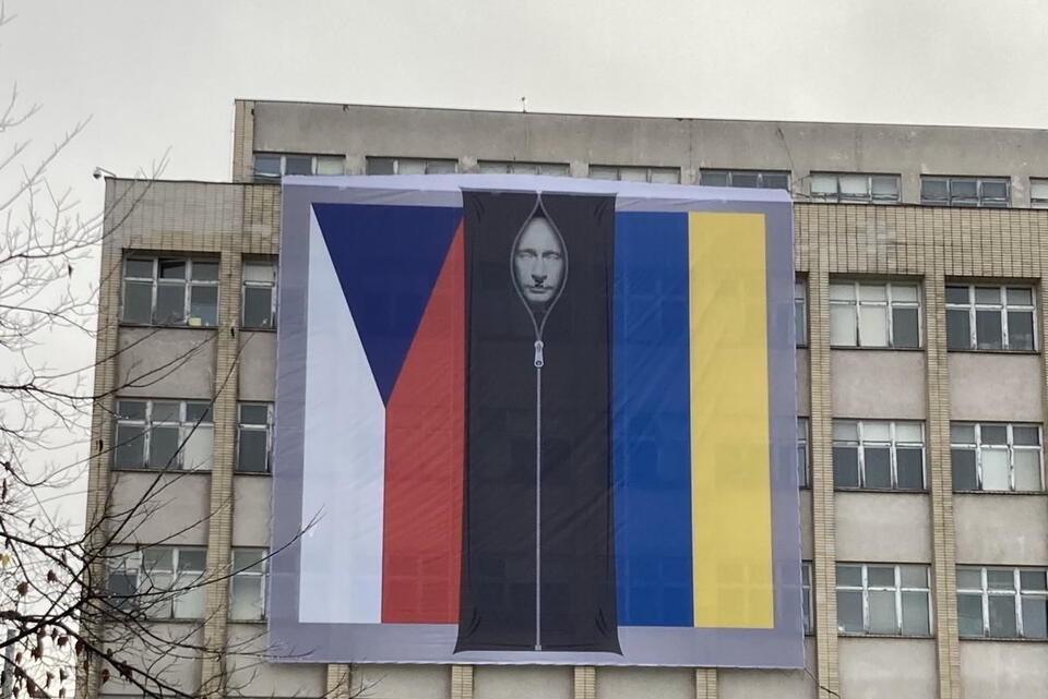 Wymowny transparent na budynku czeskiego MSW / autor: screenshot Twitter @Vit_Rakusan