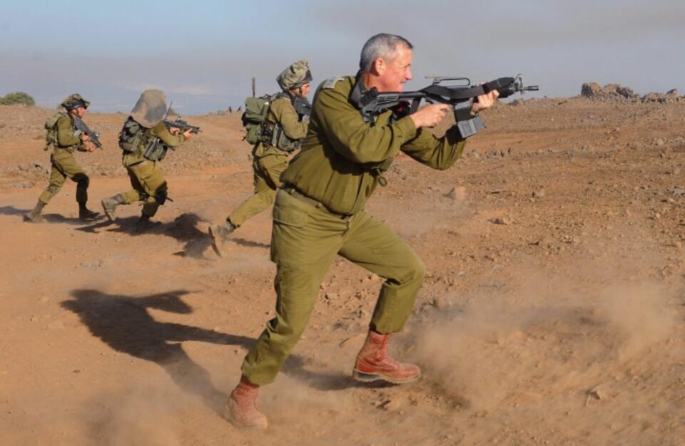 Izraelski szef sztabu generalnego Benny Gantz w czasie wrześniowych ćwiczeń na Wzgórzach Golan. Fot. PAP EPA