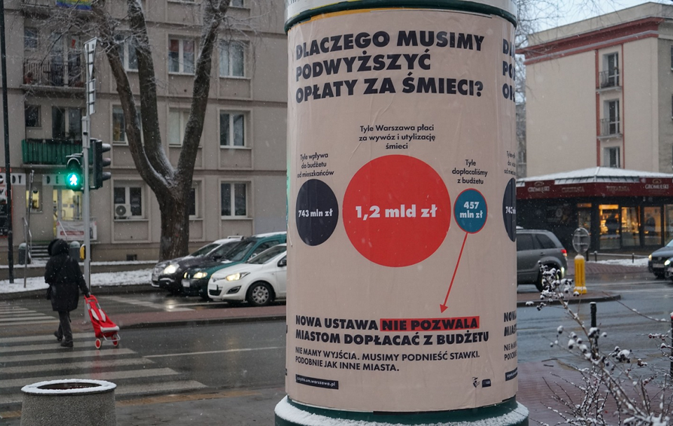 Opłaty za śmieci - plakat na ulicach Warszawy / autor: wPolityce.pl