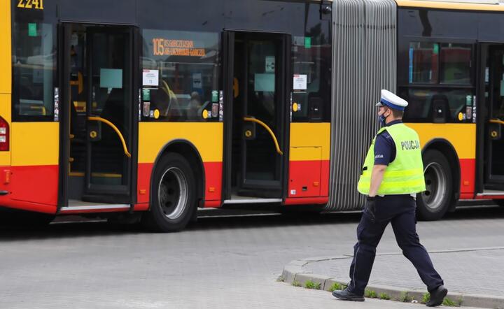 Policjanci ze stołecznego Wydziału Ruchu Drogowego rozpoczęli wzmożone kontrole kierowców miejskich autobusów / autor: PAP/Tomasz Gzell