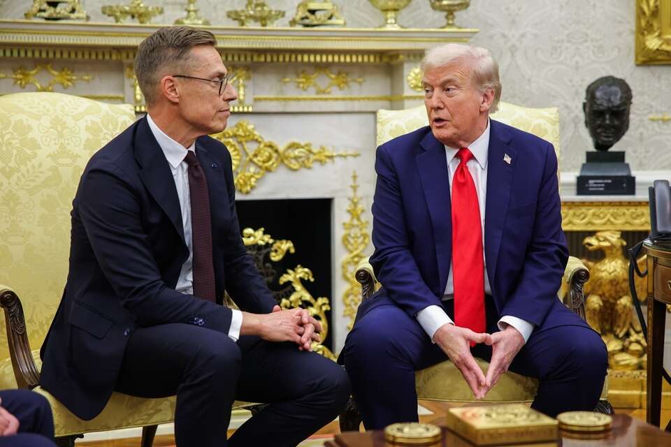 Prezydent Finlandii Alexander Stubb i prezydent USA Donald Trump w Gabinecie Owalnym w Białym Domu / autor: PAP/EPA/SAMUEL CORUM / POOL