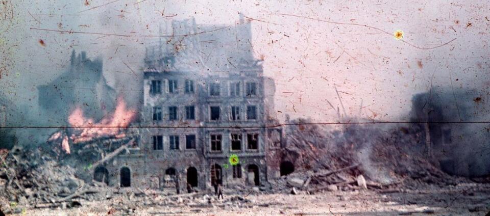 Rynek Starego Miasta w płomieniach powstańczych walk, sierpień 1944 / autor: Ewa Faryaszewska (1920-1944) - Museum of Warsaw/wikipedia