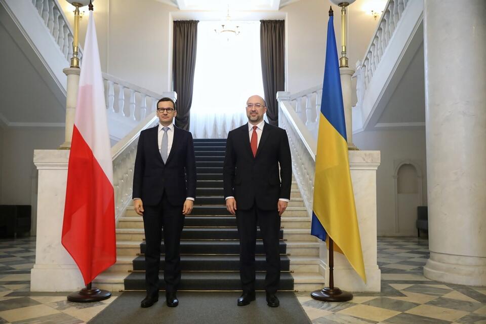 Premier Mateusz Morawiecki podczas oficjalnego powitania przez premiera Ukrainy Denysa Szmyhala / autor: PAP/Leszek Szymański