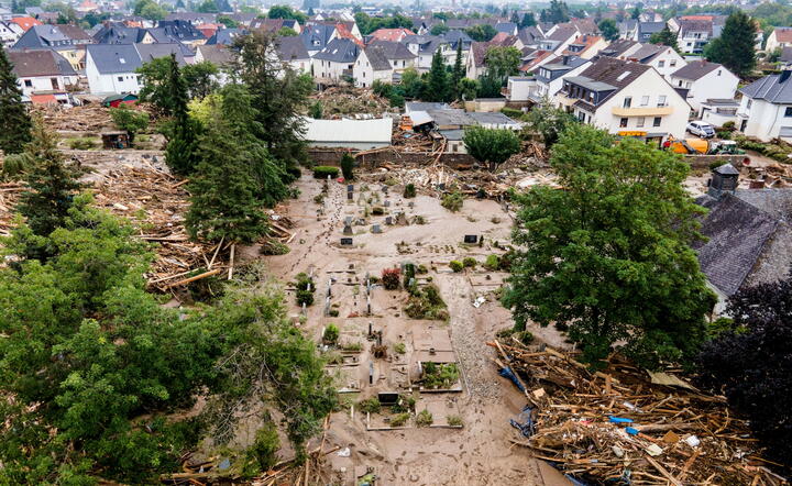 licpowa powódź w Niemczech, teren cementarza / autor: fotoserwis PAP