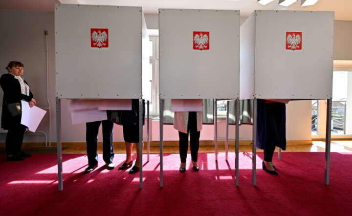Głosowanie w lokalu wyborczym w Głuchowie koło Rawy Mazowieckiej / autor: PAP/Grzegorz Michałowski