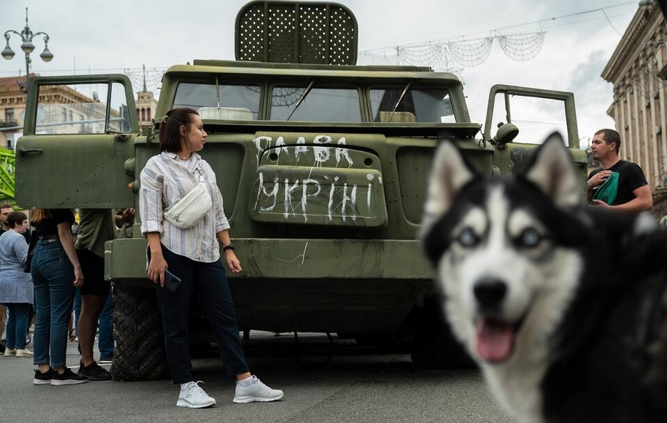 Pokaz zniszczonego rosyjskiego sprzętu na ulicach Kijowa / autor: PAP/VIACHESLAV RATYNSKYI