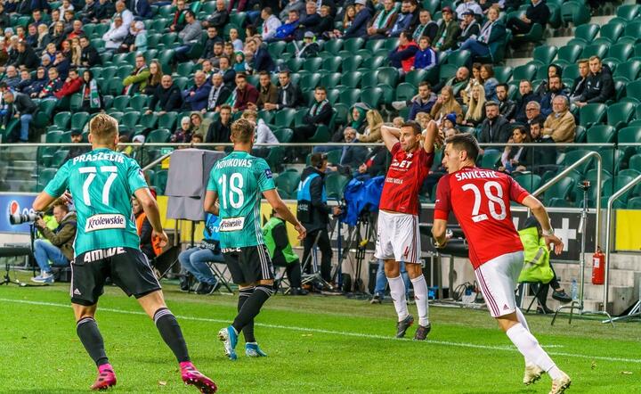 Mecz ekstraklasy sezonu 2018/2019 między Legią Warszawa (zielone stroje) i Wisłą Kraków / autor: Fratria / AS