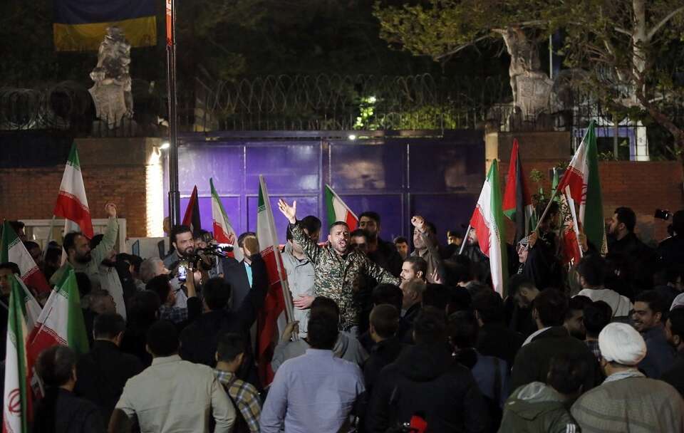 Szok! Irańczycy świętują... atak / autor: PAP/EPA/ABEDIN TAHERKENAREH