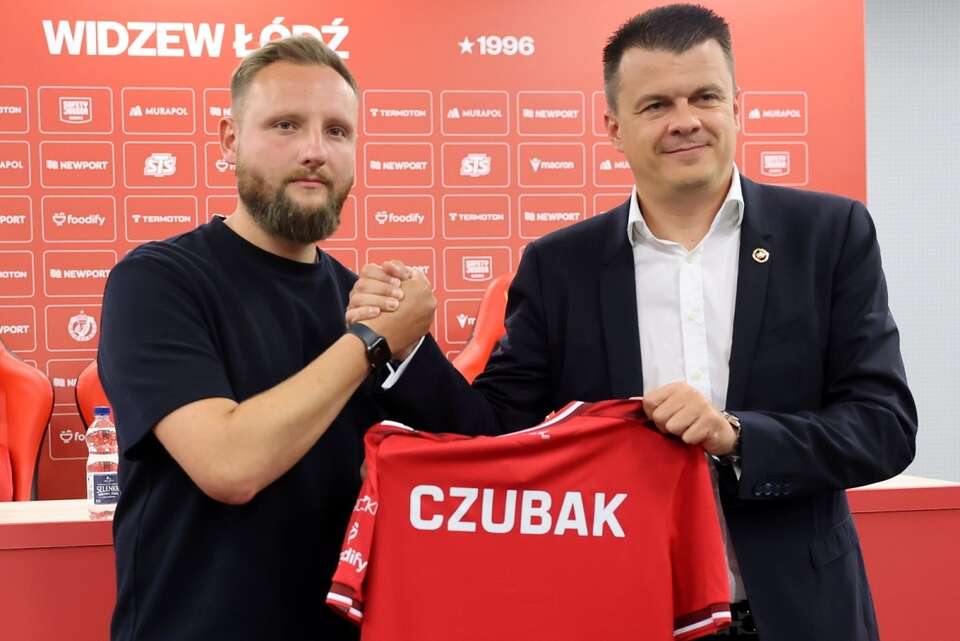 Nowy trener piłkarzy Widzewa Patryk Czubak (L) i dyrektor sportowy klubu Mindaugas Nikolicius / autor: PAP/Marian Zubrzycki