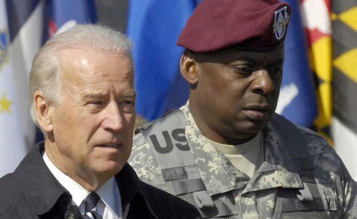 prezydent USA Joe Biden i sekretarz obrony Lloyd Austin / autor: TVP Info