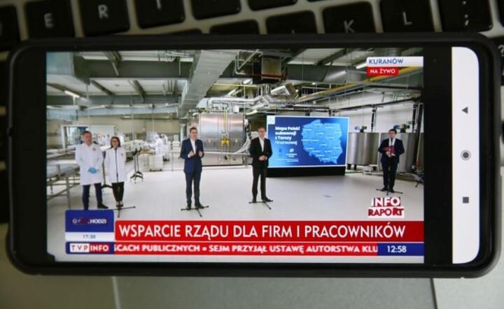 Premier Mateusz Morawiecki (C) podczas konferencji prasowej na terenie zakładu produkcyjnego „Flis” w Radziejowicach. / autor: PAP/Leszek Szymański