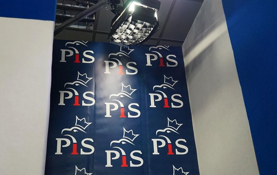 Logo PiS w siedzibie partii przy ul. Nowogrodzkiej w Warszawie / autor: Fratria