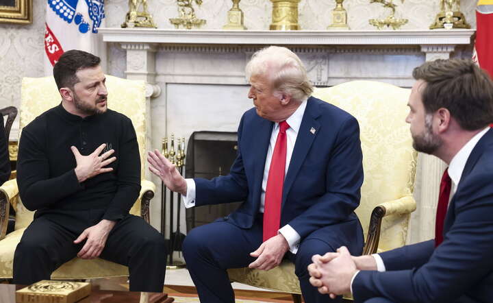 Prezydent USA Donald Trump (C), wiceprezydent JD Vance (P) i prezydent Ukrainy Wołodymir Zełenski (L) debatuja w Gabinecie Owalnym w Białym Domu / autor: PAP/EPA/JIM LO SCALZO