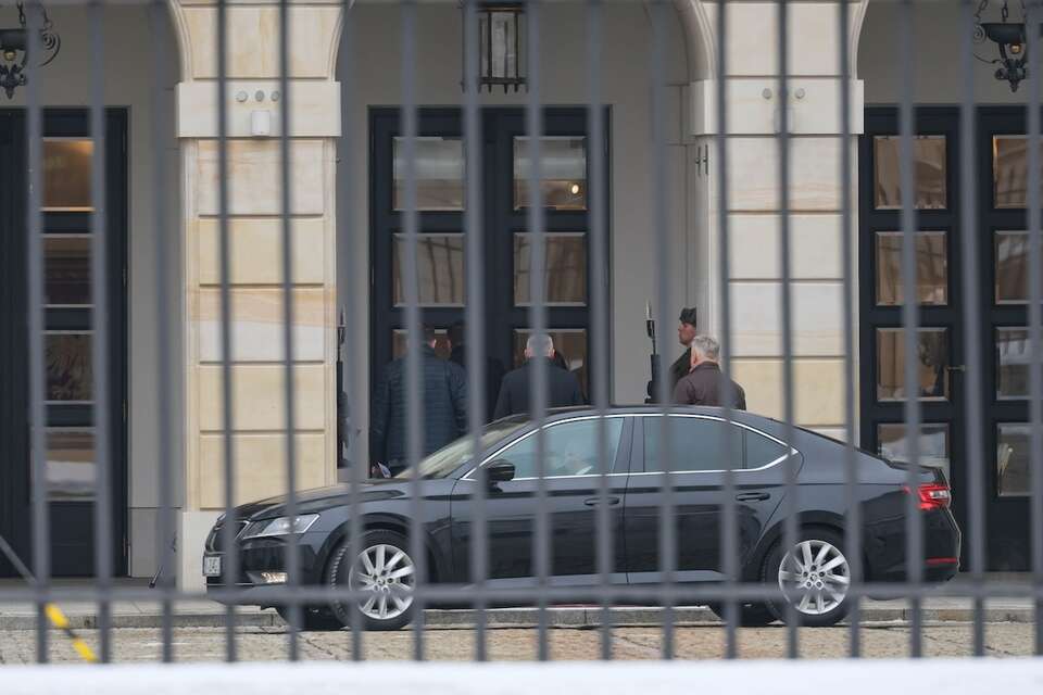 Przedstawiciele Klubu Poselskiego PSL-TD przed Pałacem Prezydenckim w Warszawie w drodze na spotkanie z prezydentem Karolem Nawrockim. / autor: PAP/Rafał Guz