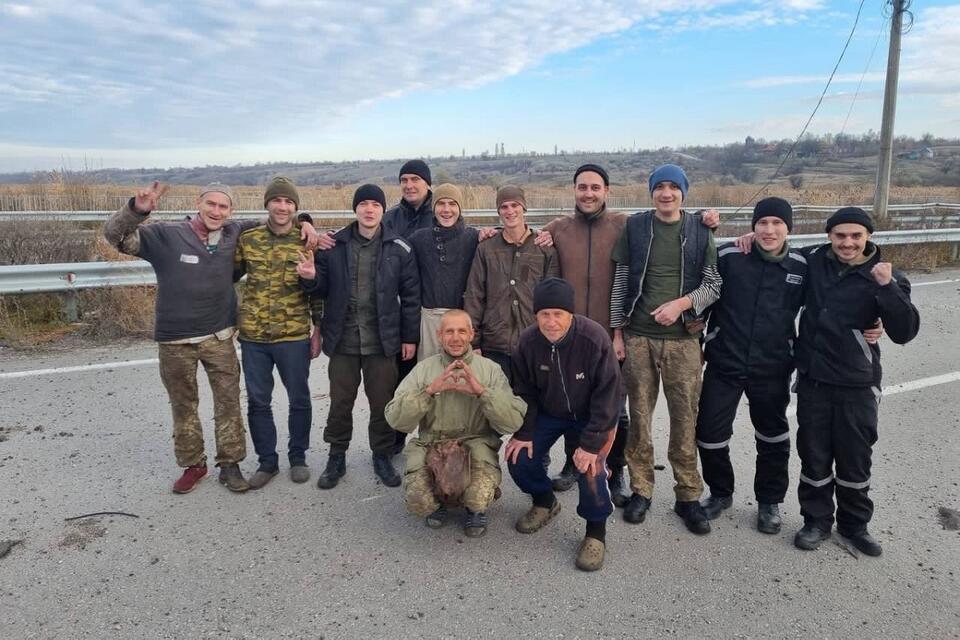 Ukraińscy żołnierze powracający z rosyjskiej niewoli / autor: Twitter/Andriy Yermak