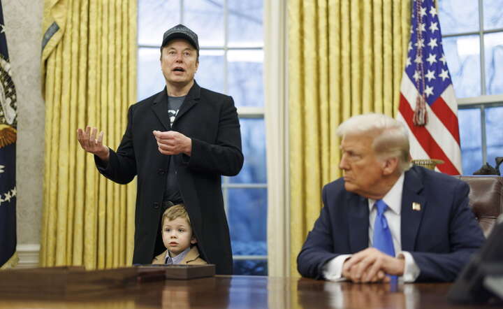 Elon Musk w Gabinecie Owalnym wraz z synem X-em u boku prezydenta Donalda Trumpa / autor: PAP/EPA/Aaron Schwartz