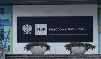 NBP: Płace rosną, spada bezrobocie, ale wiele osób ma problem z zatrudnieniem