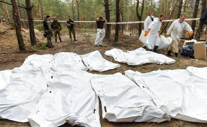 Ekshumacja zwłok pomordowanych w Iziumie / autor: PAP/EPA