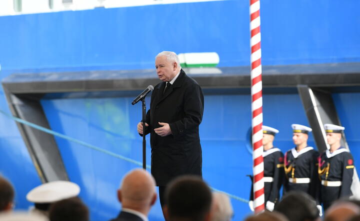 Jarosław Kaczyński podczas otwarcia kanału przez Mierzeję Wiślaną / autor: PAP