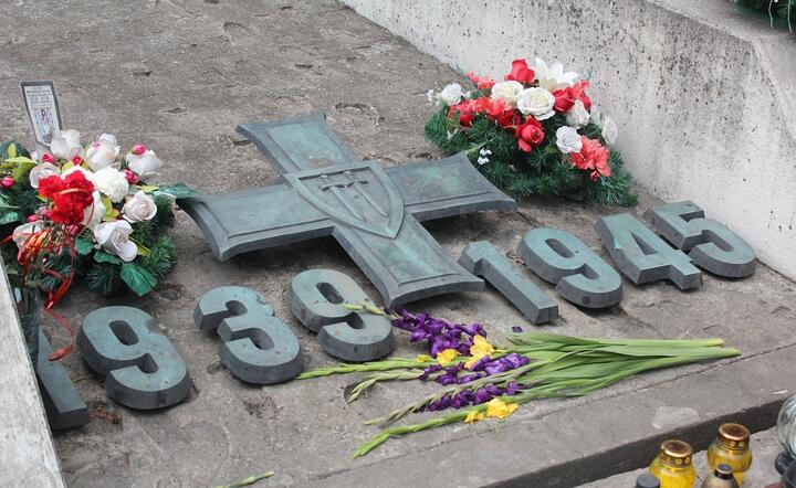 Jeden z wielu tysięcy pominków w Polsce ku czci ofiar niemieckiej okupacji w czasie II wojny światowej / autor: Fratria / MK