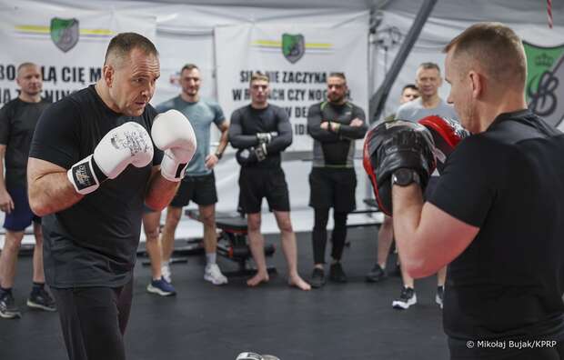 Prezydent Karol Nawrocki podczas treningu z żołnierzami broniącymi polskiej granicy / autor: Mikołaj Bujak/KPRP