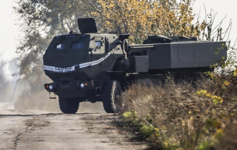 Zestawy HIMARS ukraińskiej armii na północ od Chersonia / autor: PAP/EPA