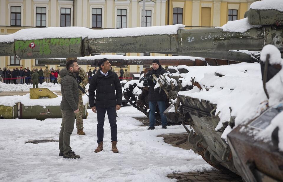 W czasie wizyty w Kijowie premier Wielkiej Brytanii  zobaczył wystawę zniszczonego rosyjskiego sprzętu wojskowego / autor: PAP/EPA/UKRAINIAN PRESIDENTIAL PRESS SERVICE HANDOUT