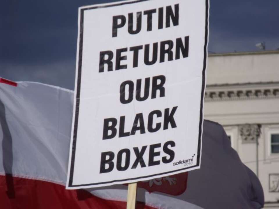Inna wersja plakatu: oddaj nasze czarne skrzynki. Fot. wPolityce.pl