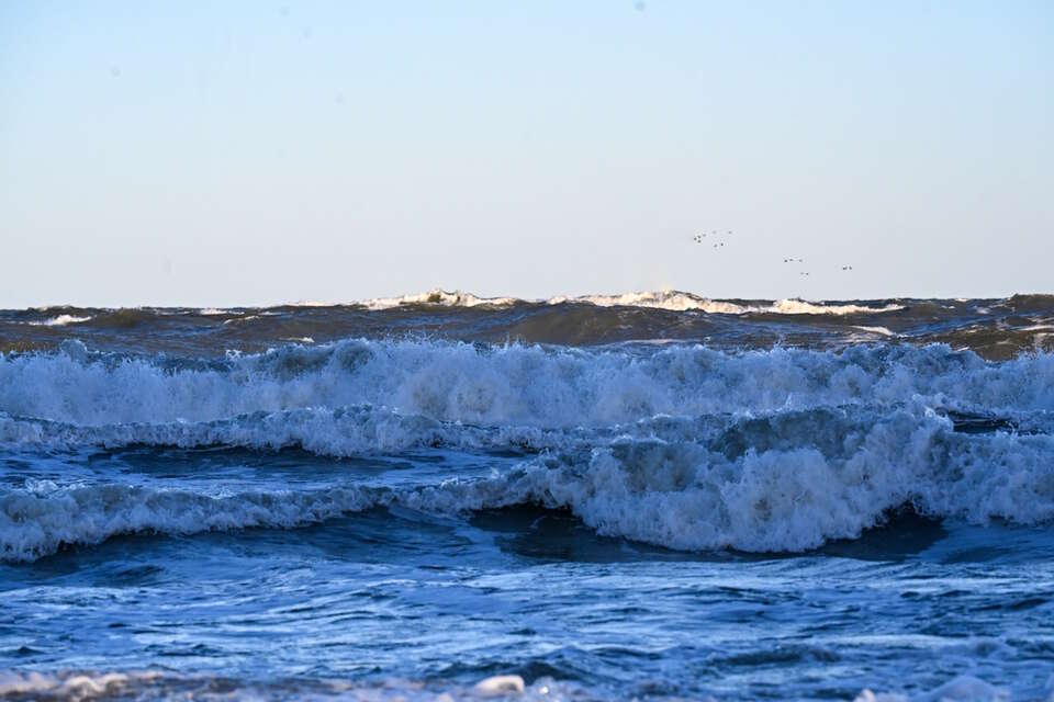 Dramatyczna międzynarodowa akcja poszukiwawcza na Bałtyku. Pasażer narodowości polskiej wypadł za burtę promu. Sztorm na Bałtyku / autor: PAP/Piotr Kowala