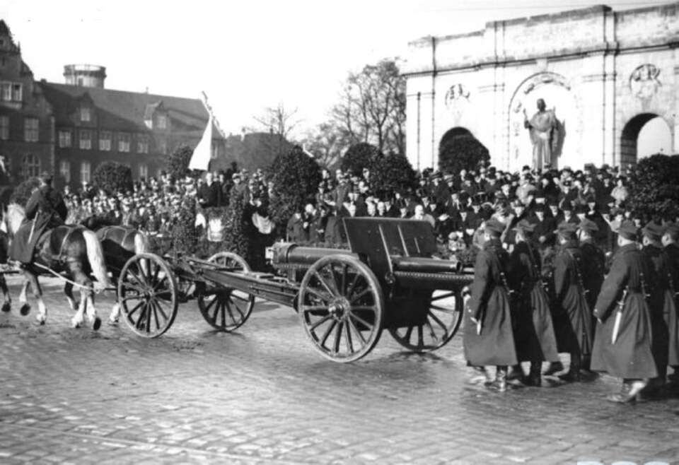 Narod. Arch. Cyfr. - Poznań, Święto Niepodległości, Trybuna Honorowa przed Pomnikiem Wdzięczności