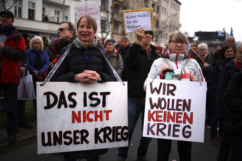 Transparent z hasłem 'To nie nasza wojna' na tzw. marszu wielkanocnym w Berlinie / autor: PAP/EPA